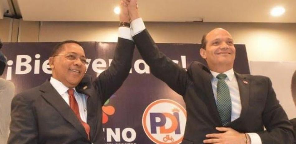 Fotografía de archivo. Momento en que Ismael Reyes, presidente del PDI, levanta su mano como candidato preseidencial de esa organización.