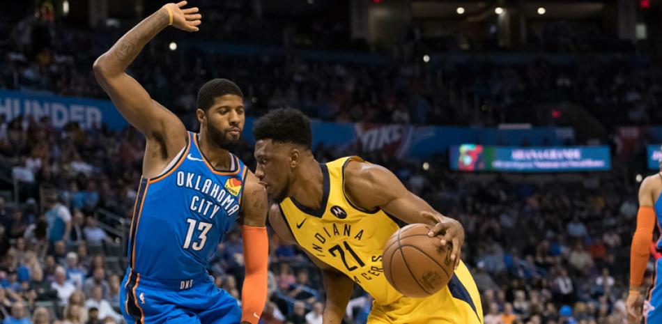 Paul George, del Thunder, defiende a Thaddeus Young, de Indiana, ayer. AP