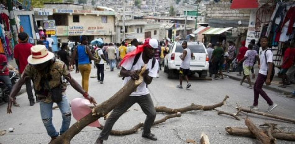 Los manifestantes instalaron barricadas en las calles durante la manifestación para exigir la renuncia del presidente haitiano.