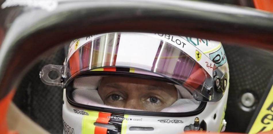Sebastian Vettel, de Ferrari, aparece durante las pruebas del viernes para el Gran Premio de Bahréin del próximo domingo