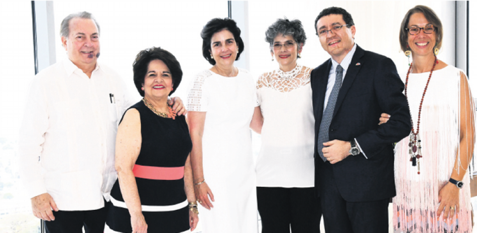 Eduardo Selman, Rosa de Selman, María Amalia León, Lidia León, Andrea Canepari y Roberta Canepari. CORTESÍA DE CANEPARI.