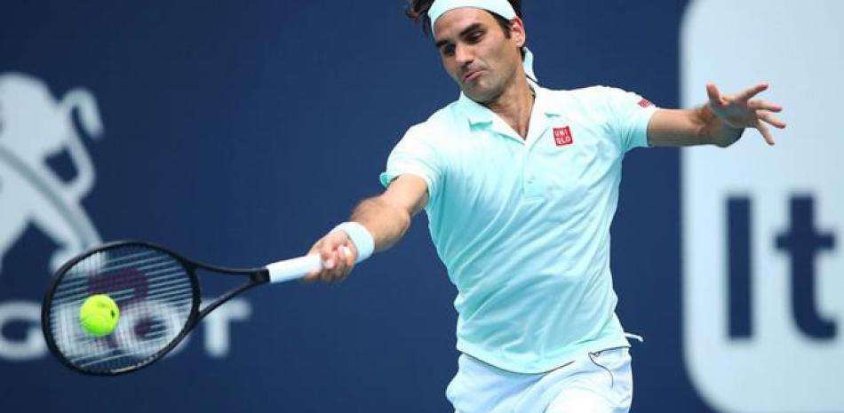 Roger Federer pega un drive durante su partido ante el ruso Daniil Medvedev en Miami. AFP