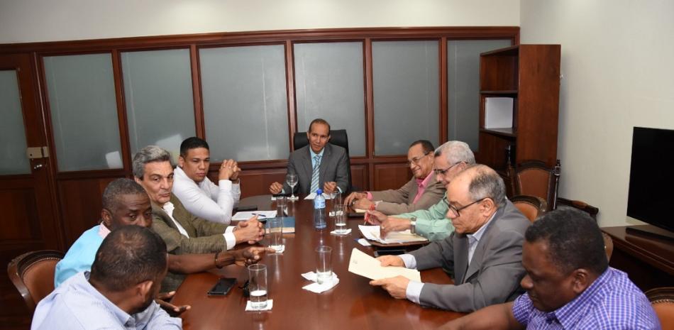Reunión del ministro de Trabajo, Winston Santos, con el director del Comité Nacional de Salarios, Felix Hidalgo, y sindicalistas.