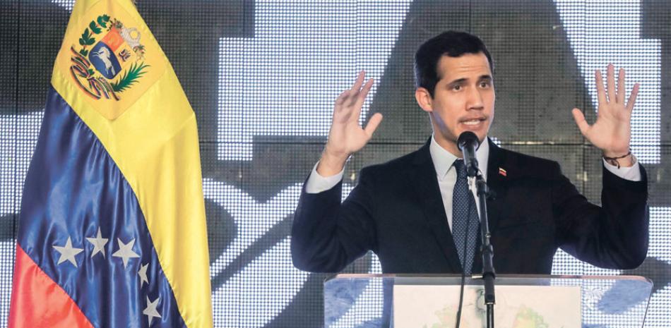 Guaidó tildó ayer de “farsa” la inhabilitación pronunciada por la Contraloría. EFE