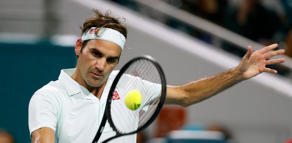Roger Federer aparece en acción contra Denis Shapovalov en la semifinal del Abierto de Miami. EFE