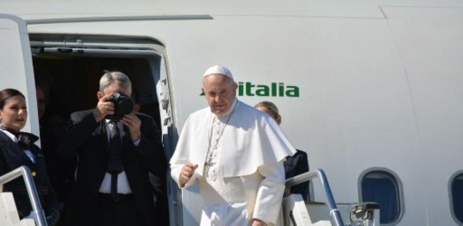 Papa Francisco al abordar avión hacia Marruecos. Crédito EFE