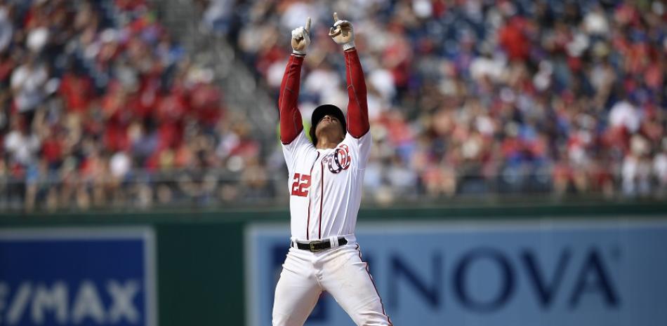 Juan Soto hace un señal hacia el cielo luego de conectar un doblete en el juego contra los Mets.