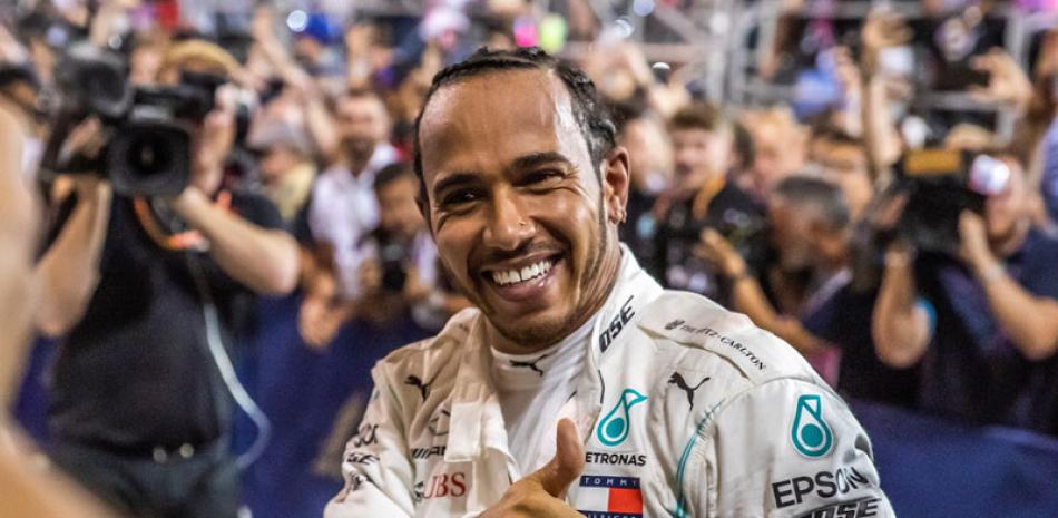 Lewis Hamilton sonríe tras su victoria. AP