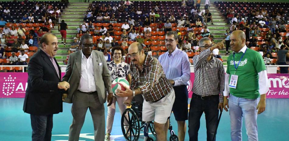 Jorge Pérez Vento, quien perdió una pierna el pasado año, realiza el saque de honor. en compañía de Cristóbal Marte, Pablo Valdez, Ángel Veras y Augusto Castro.