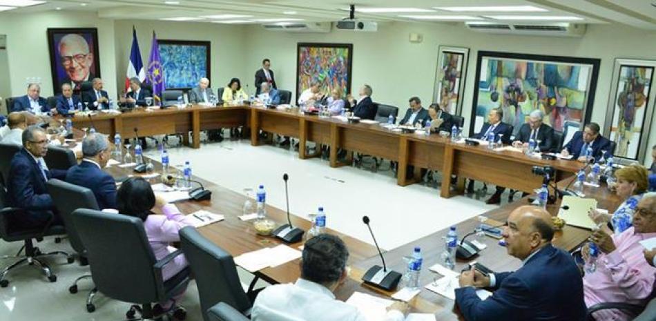 El Comité Político, encabezado por el presidente Danilo Medina, y el presidente del PLD, Leonel Fernández.
