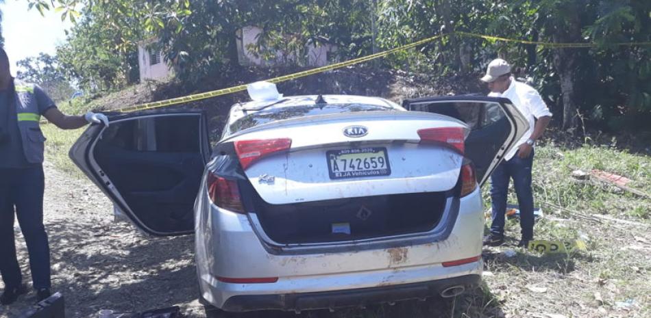 El vehículo Kia K5 fue encontrado con los tres cuerpos próximo al Hospital Profesor Juan Bosch, en El Pino, La Vega.