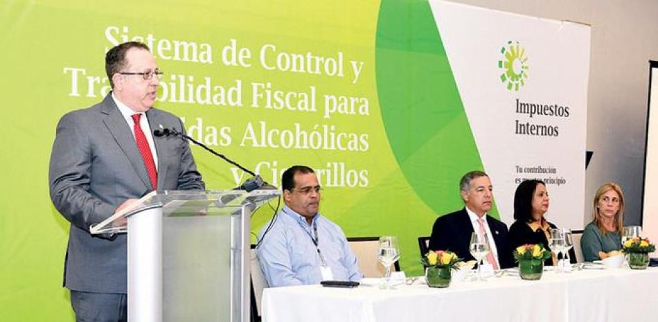 Magín Díaz, director de la DGII. Figura el ministro de Hacienda, Donald Guerrero; Eduardo Rodríguez, Anina del Catillo y la representante del PNUD. CÁNDIDA ACOSTA