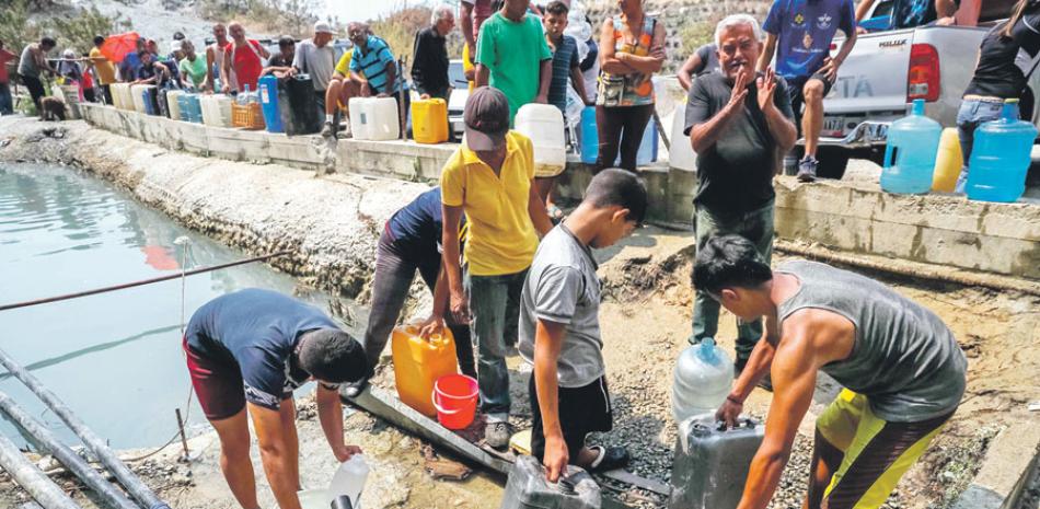 Venezolanos buscan agua en el sector Mecedore. EFE