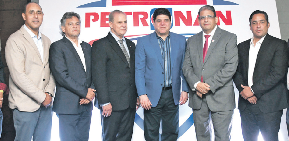 Desde la izquierda, Diego Campos, José Liz, Juan Espaillat, George Herrera, Rafael Polanco y Marcos Pichardo, en un aparte del encuentro con la prensa. /Glauco Moquete