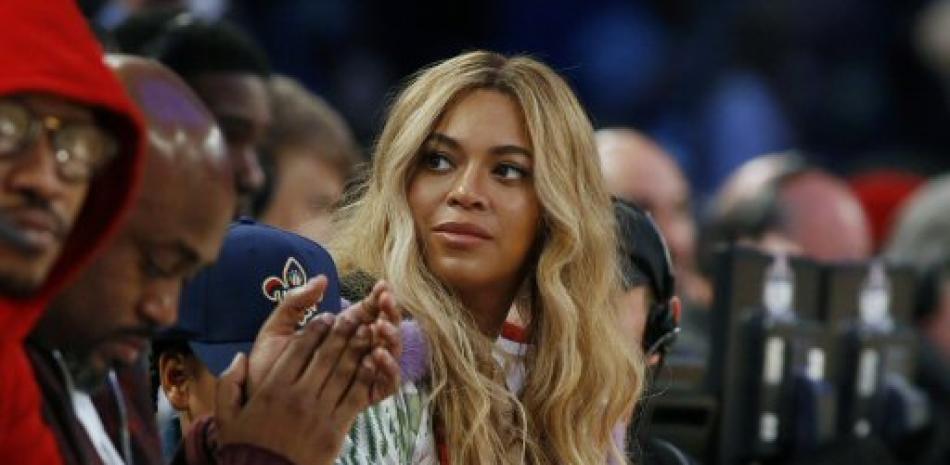 Beyonce durante la segunda mitad de un juego de baloncesto de la NBA All-Star en Nueva Orleans. Foto AP.