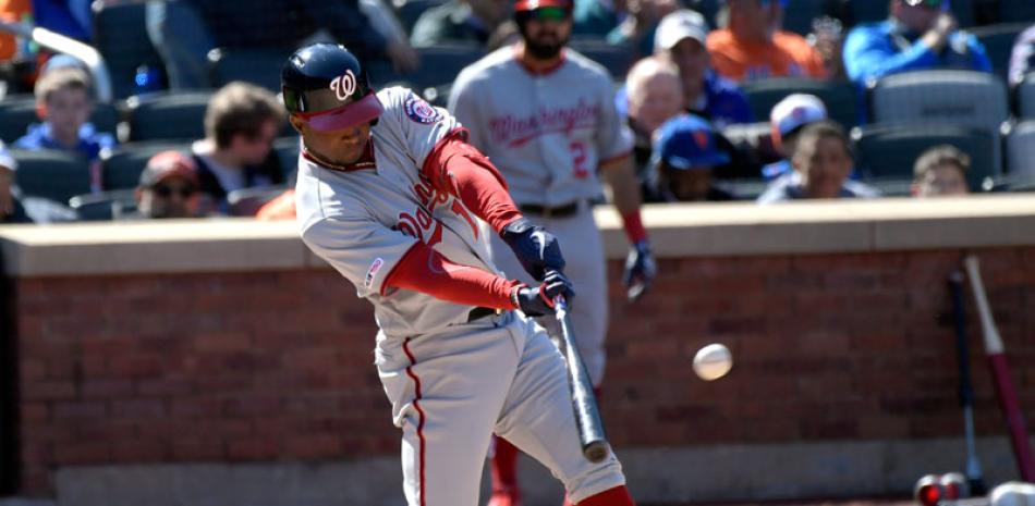 Victor Robles, de los Nacionales, al momento de conectar en el sexto inning su segundo jonrón de la temporada en el partido contra los Mets. /AP
