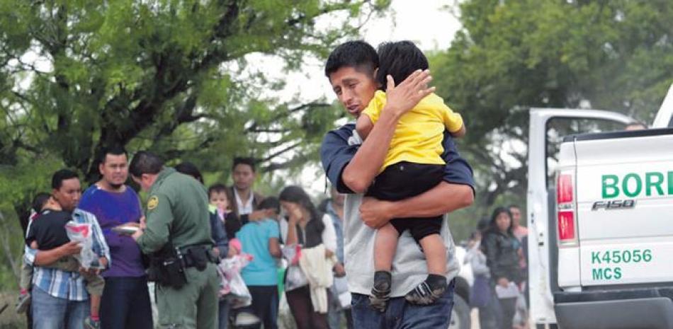 Migrantes en la frontera con México. / AP