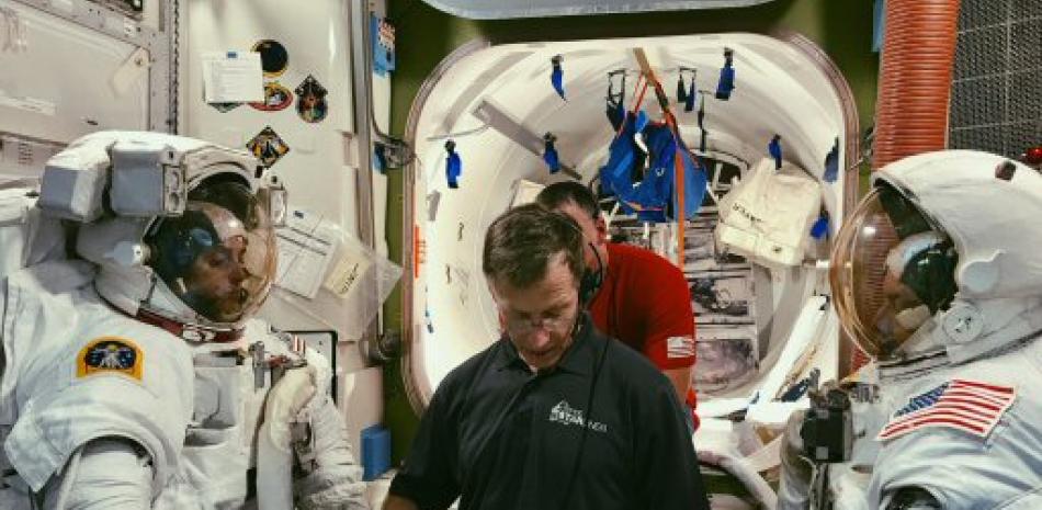 El astronauta de Boeing Chris Ferguson ayuda a los astronautas de NASA Nicole Mann y Mike Fincke, a entrenar para una caminata espacial. Foto AP.
