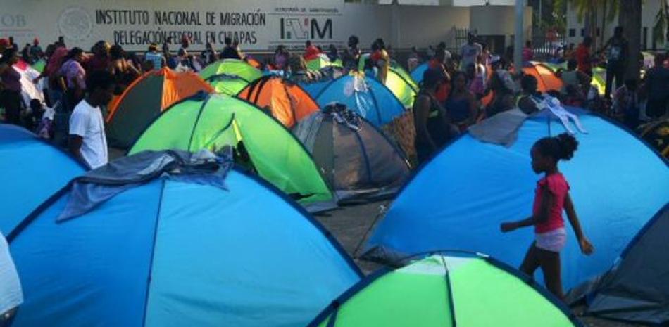 Migrantes provenientes del Congo, Angola y Camerún, que permanecen en el punto fronterizo de Tapachula (México). Foto AP