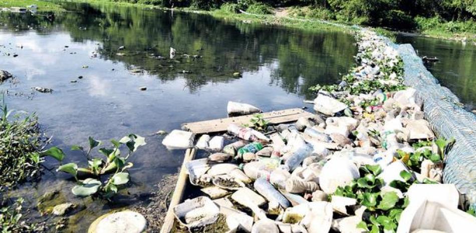 La cantidad de basura lanzada al río Nigua ha hecho desaparecer la crianza de peces. VÍCTOR RAMÍREZ/LISTÍN DIARIO