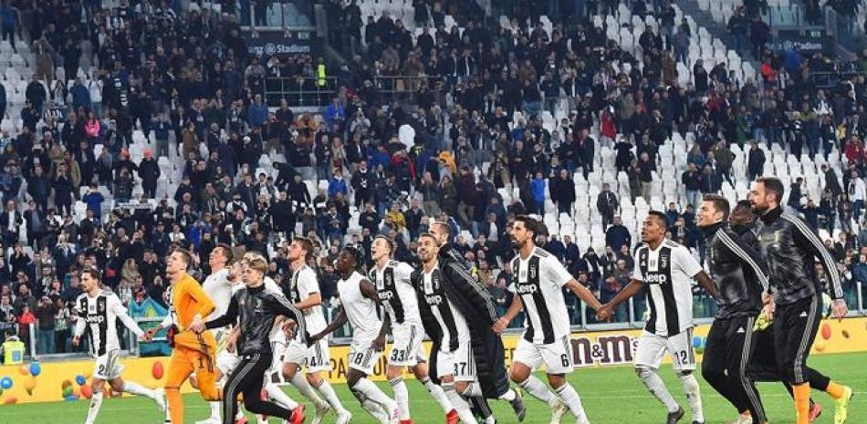 Integrantes de la Juventus celebran luego de su más reciente victoria en la Serie A de Italia.