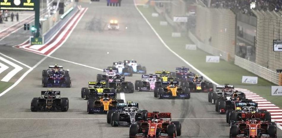 Charles LeClerc y Sebatian Vettel, de Ferrari, lideran durante la salida del Gran Premio de Bahréin celebrado el pasado domingo 31 de marzo en Sakhir.