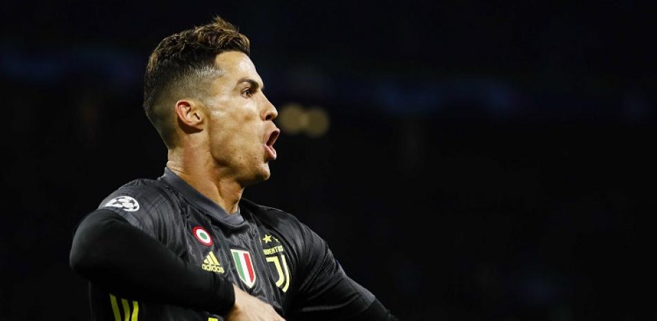 Cristiano Ronaldo, de la Juventus, reacciona luego de anotar el gol de su equipo en el partido de este miércoles ante el Ajax en la ida de los cuartos de final de la Liga de Campeones.