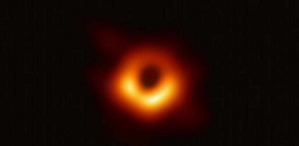 Imagen de un anillo con una mitad más luminosa que la otra que corresponde al agujero negro supermasivo ubicado en el centro de la galaxia M87, a 53,3 millones de años luz de la Tierra, facilitada por el Telescopio del Horizonte de Sucesos (EHT). EFE/ Event Horizon Telescope Collaboration FOTO CEDIDA/SOLO USO EDITORIAL/PROHIBIDA SU VENTA