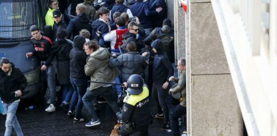 Miembros de la policía holandesa repele a seguidores del Ájax antes del encuentro de ida de cuartos de final de la Liga de Campeones entre el Ájax de Ámsterdam y la Juventus de Turín. EFE/ Maurice Van Steen