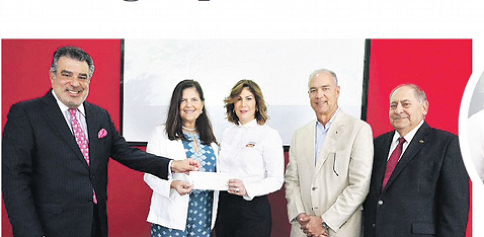 Enrique De Marchena entrega donativo a Yadira Lama de Bournigal, en compañía de Sonia Villanueva, Antonio Alma y Maireni Bournigal/ Wendy De Marchena y Maggui Rodríguez. CORTESÍA DE LOS ORGANIZADORES.