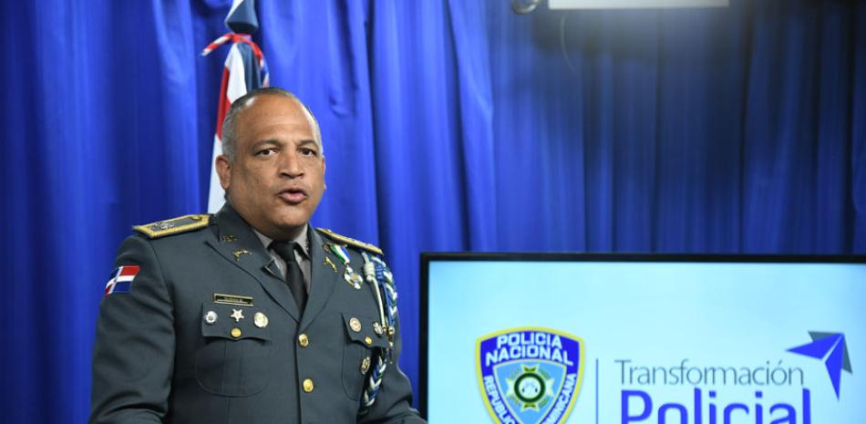 El vocero de la Policía Nacional, coronel Frank Durán Mejía, habló en rueda de prensa ayer tarde para explicar el curso de las investigaciones. GLAUCO MOQUETE.