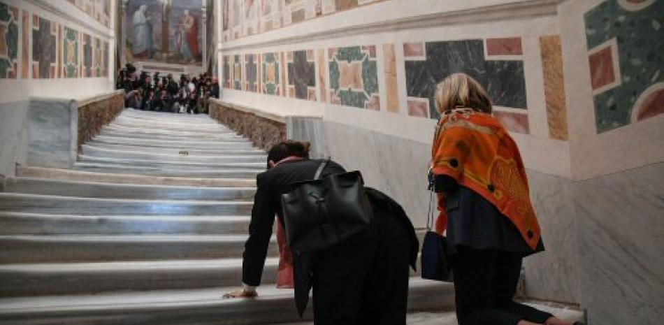 Dos mujeres asisten a la apertura extraordinaria de la Escalera Santa, este jueves en la Basílica de San Juan de Letrán, Roma (Italia). Foto: AP
