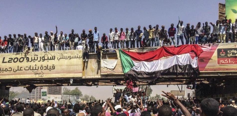 Unas personas protestan cerca de la sede del Ejército, el martes 9 de abril de 2019, en Jartum, Sudán. (AP Foto)