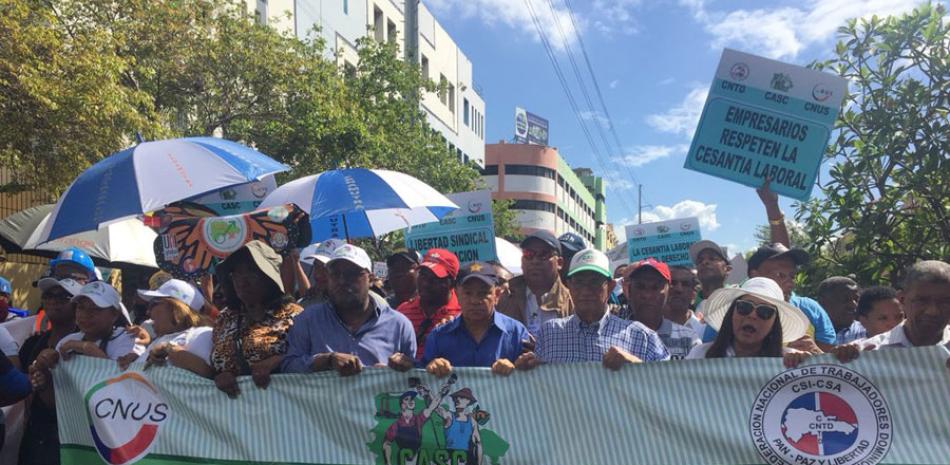 Cientos de manifestantes y sindicalistas marcharon ayer al Palacio Nacional a favor de la cesantía. CNTD/