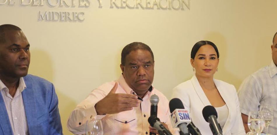 Danilo Díaz, junto a Soterio Ramírez y Milagros Cabral, en el encuentro con la prensa para anunciar los Campamentos Deportivos y Recreativos de Semana Santa 2019.