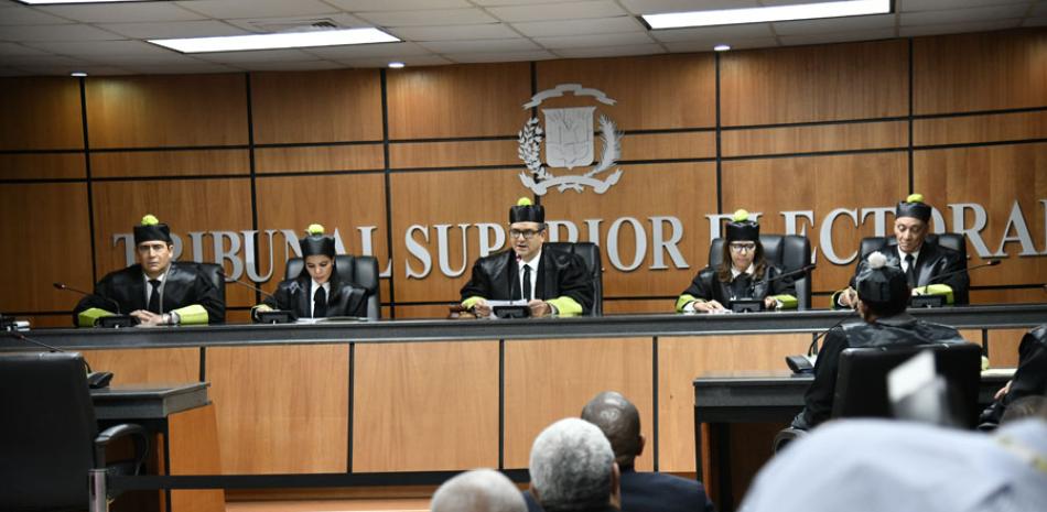 Los jueces del Tribunal Superior Electoral (TSE) están recibiendo el apoyo de diversos sectores políticos y sociales contra las presiones por la sentencia que anula la última convención del PRD. ARCHIVO