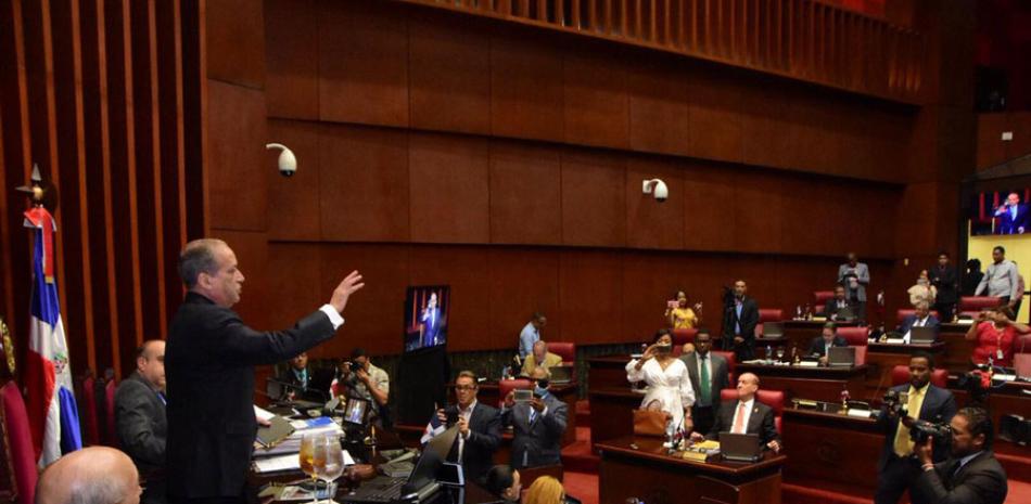 Reinaldo Pared Pérez, presidente del Senado, pidió a Diputados interpelar a jueces del TSE en medio de escándalo.