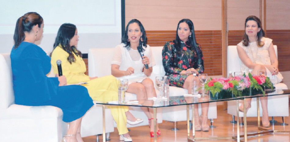 Conversatorio sostenido en el Centro León entre mujeres líderes. CORTESÍA