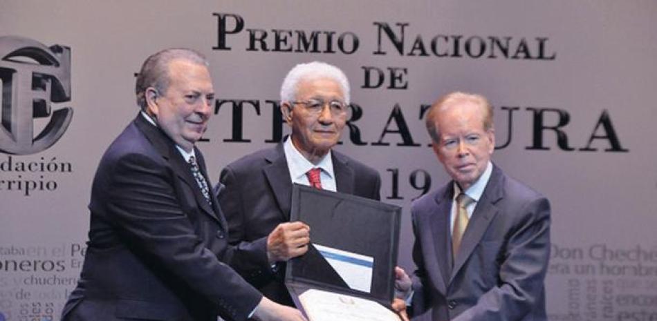 Foto Histórica. Eduardo Selman y José Luis Corripio entregan el Premio Nacional de Literatura a Manuel Matos Moquete. ARCHIVO/LISTÍN DIARIO