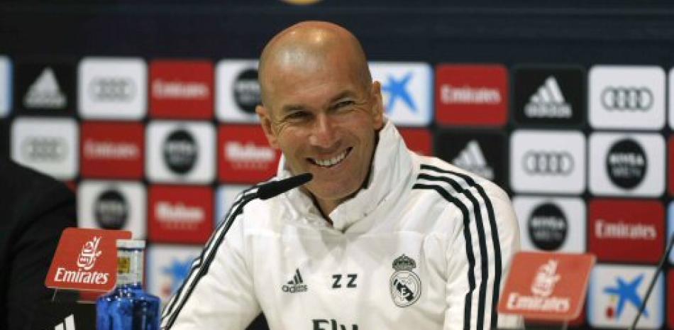 El entrenador del Real Madrid, el francés Zinedine Zidane, durante la rueda de prensa ofrecida esta mañana en la Ciudad Deportiva de Valdebebas.  EFE/Paco Campos