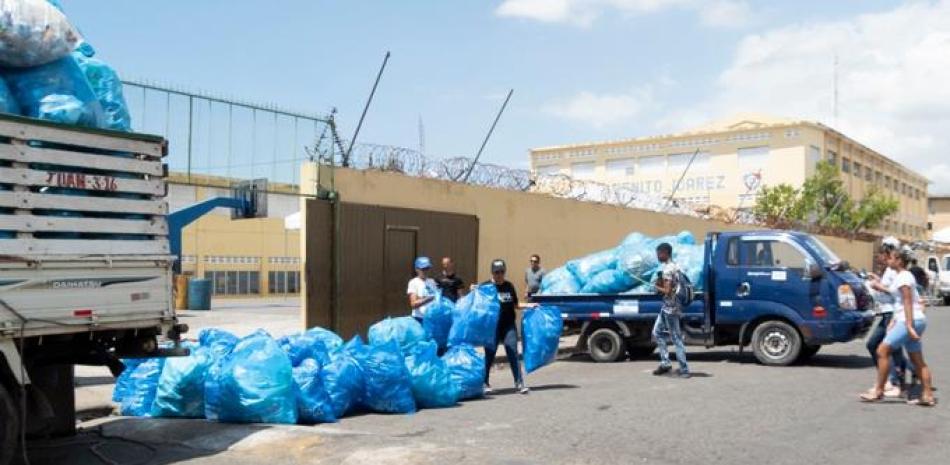 Lideres comunitarios y personal de Dominicana Limpia recolectan plásticos en Cristo Rey.