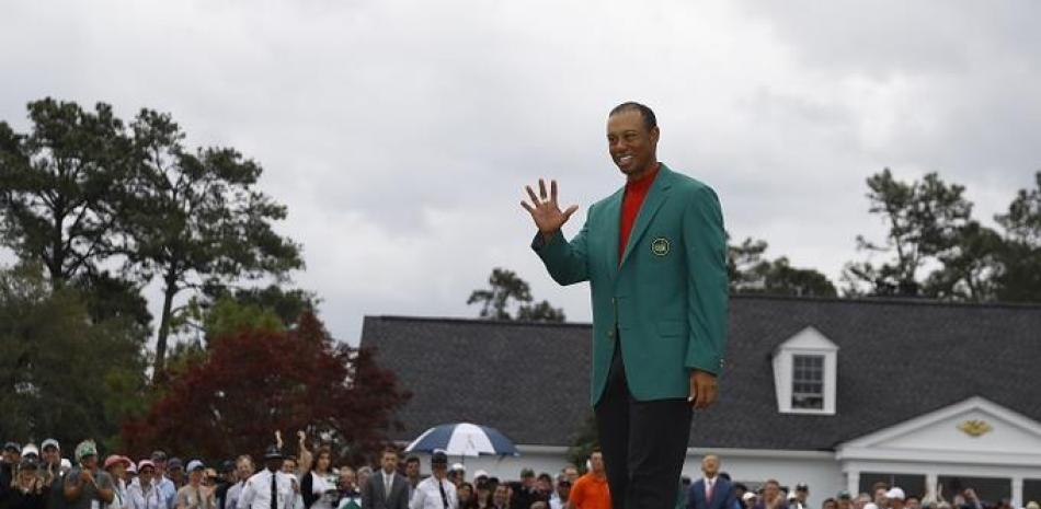 Tiger Woods saluda al público luego de ganar el domingo el torneo Masters de Augusta.