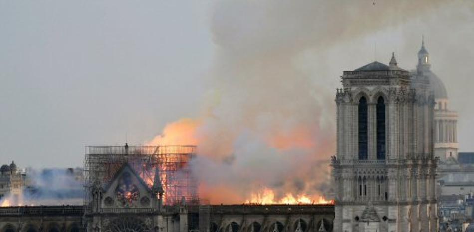 Vista de un incendio en la catedral de Notre Dame este lunes en París, Francia. Las llamas aparecieron sobre las 18.50 de la tarde, poco después de la hora de cierre al público del monumento, que se encontraba en obras de restauración. / Foto AP