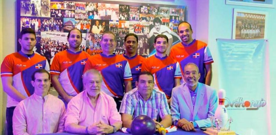 Francis Soto, Rolando Sebelén, Frank Prats y Raffy Sebelén, junto a los integrantes de la selección nacional de boliche.