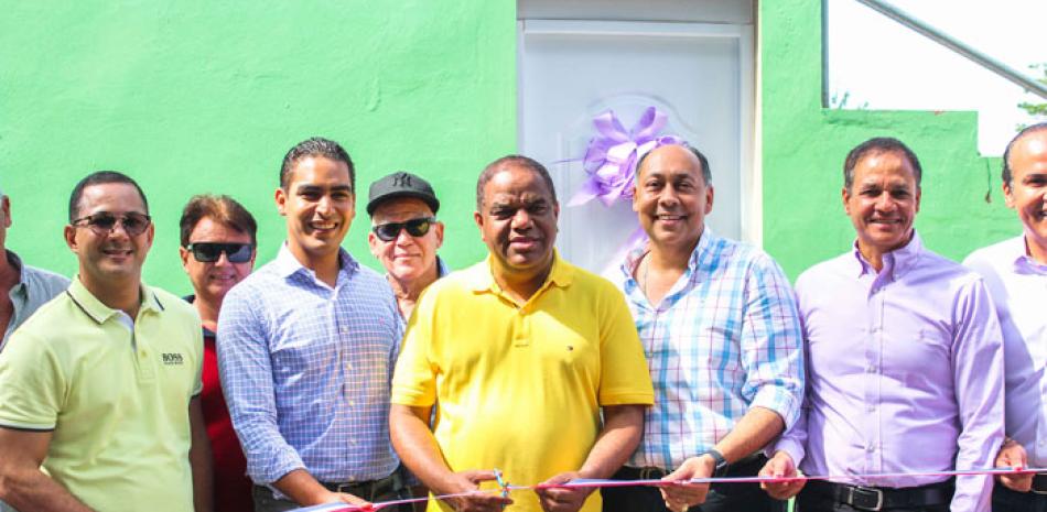 El ministro de Deportes Danilo Díaz corta la cinta para dejar inaugurada la minivilla de Villa Tapia.