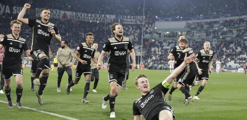 Jugadores del Ajax celebran luego de su victoria 2-1 sobre la Juventus que le permitió clasificar a las semifinales de la Liga de Campeones.