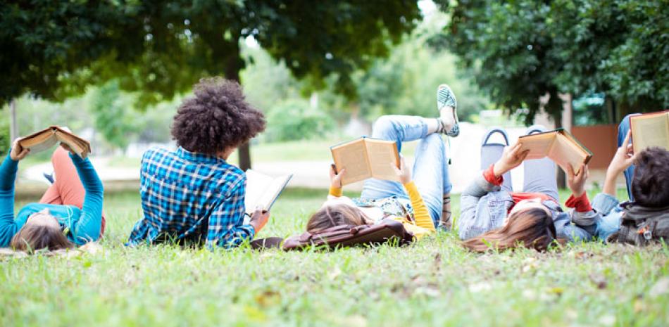 Al leer, los seres humanos entran en diálogo con otras voces y otros tiempos. Quien se educa literariamente hablando, poseerá una de las herramientas más acabadas para la formación de la personalidad y el carácter. ISTOCK