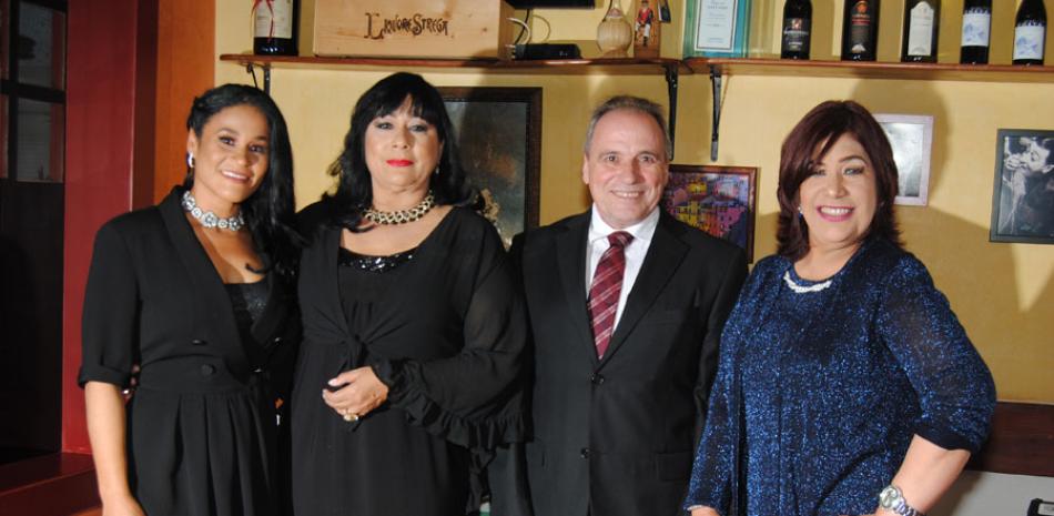 Natalia Joa, Sandra Castillo, Manuel Morais y Belkis Concepción durante el anuncio de los nuevos cambios en el programa televisivo que se transmite por el canal 19.