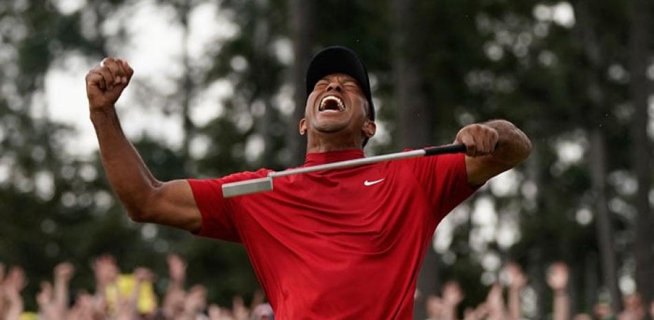 Un delirante Tiger celebra eufórico tras su triunfo en The Masters Tournament.