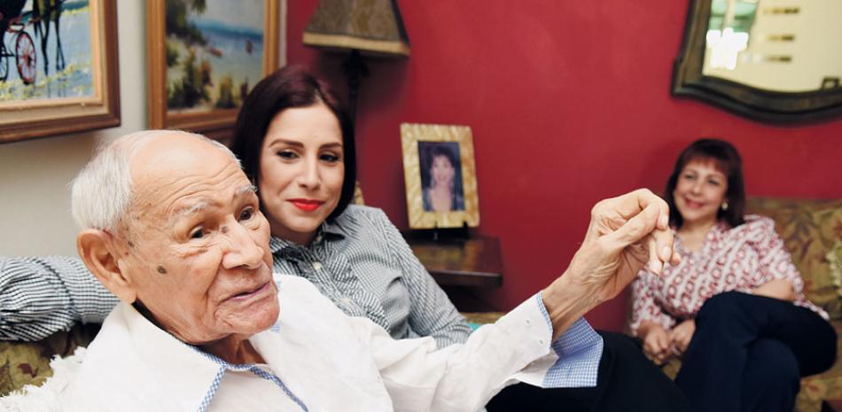 Manuel de Jesús Campos Navarro, durante la entrevista, junto con su hija Claris y su nieta Carina. FOTO/JORGE CRUZ